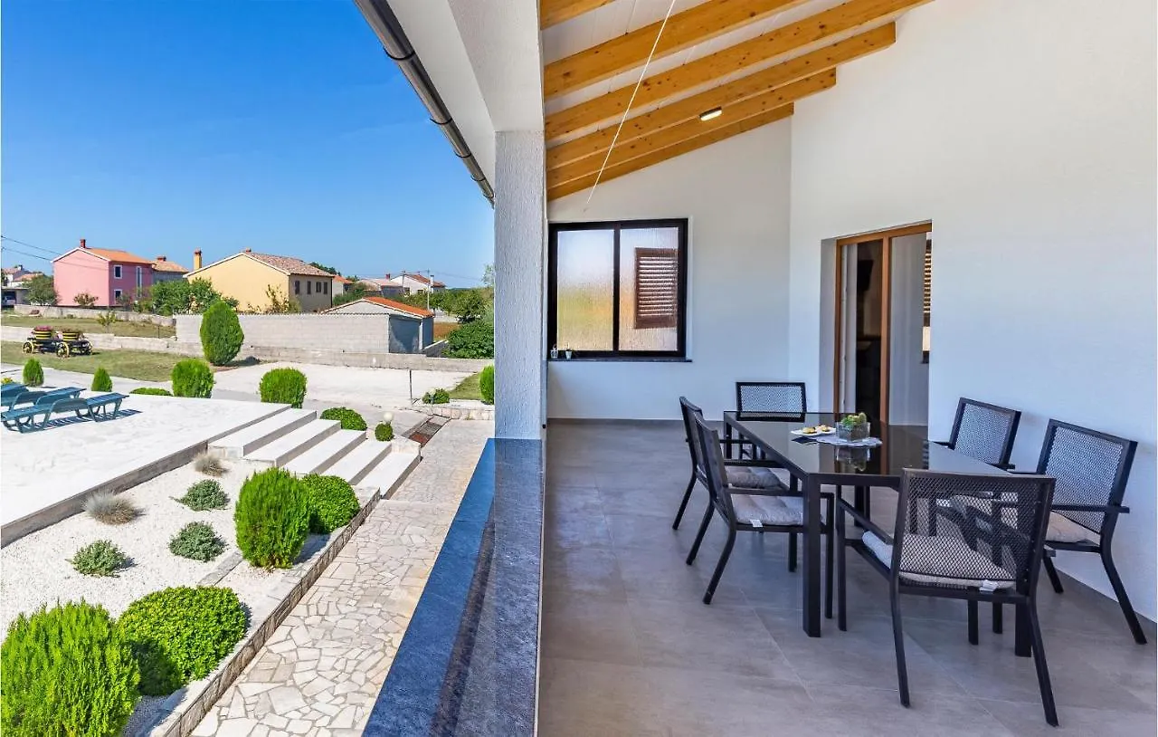 3 Bedroom Amazing Apartment In Barban