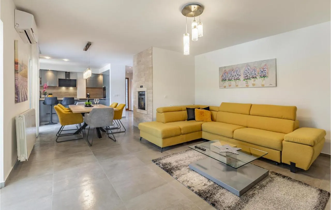 3 Bedroom Amazing Apartment In Barban