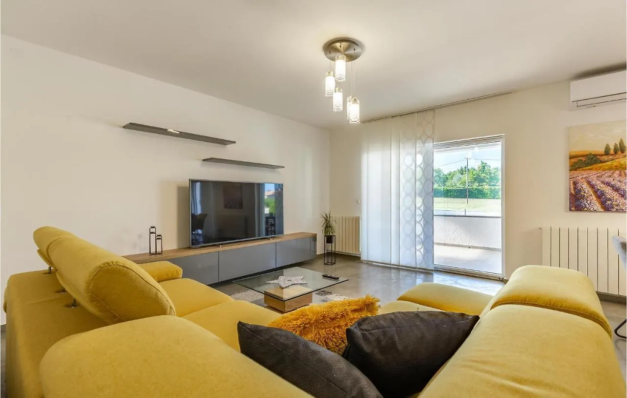 3 Bedroom Amazing Apartment In Barban