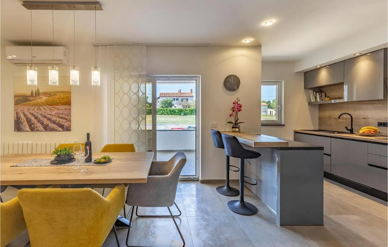 3 Bedroom Amazing Apartment In Barban